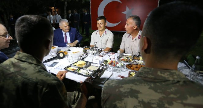 basbakan-yildirim-askerlerle-iftar-yapti-1.jpg