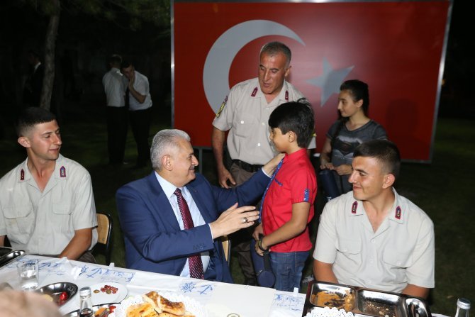 basbakan-yildirim-askerlerle-iftar-yapti-2.jpg basbakan-yildirim-askerlerle-iftar-yapti-2.jpg