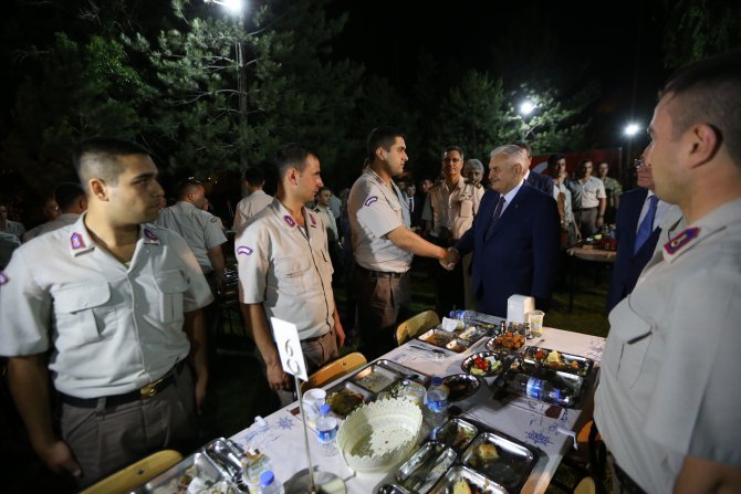 basbakan-yildirim-askerlerle-iftar-yapti-3.jpg