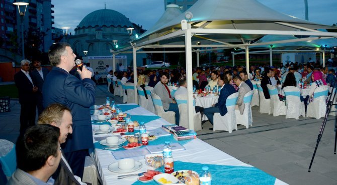 baskan-akyurek,-ogrencilerle-iftarda-bulustu-2.jpg