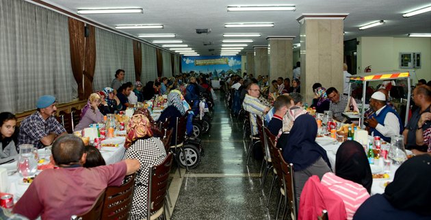 baskan-akyurek-engellilerle-iftarda-bulustu2.jpg
