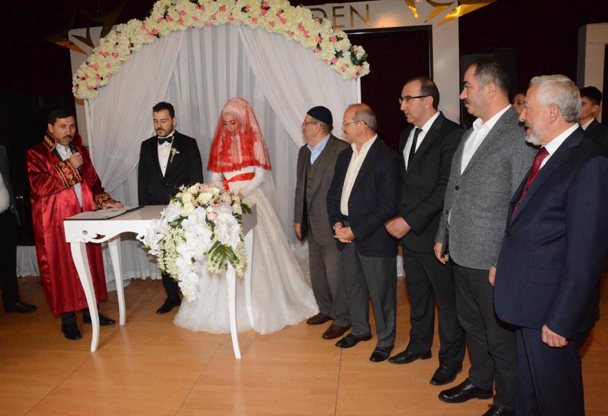 baskan-hasan-kilca-hale-ve-ibrahim-ethem-topal-ciftinin-nikahini-kiydi-2.jpg