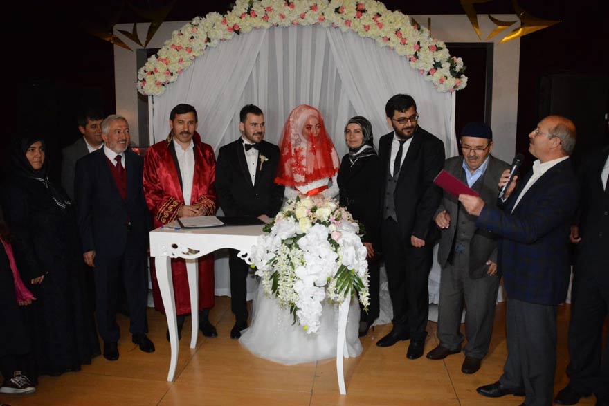 baskan-hasan-kilca-hale-ve-ibrahim-ethem-topal-ciftinin-nikahini-kiydi-3.jpg