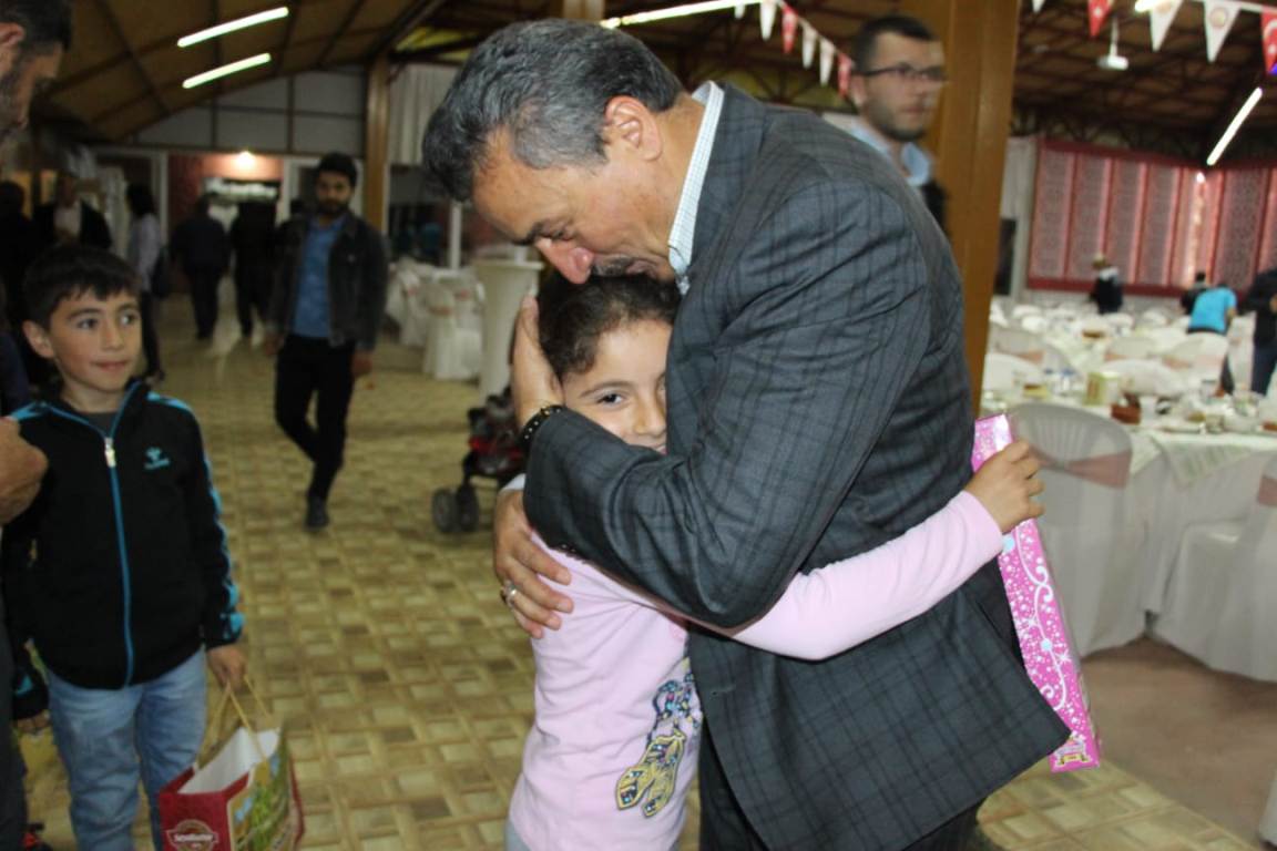 baskan-tutal-oksuz-ve-yetimlerler-iftarda-bulustu--(8).jpg