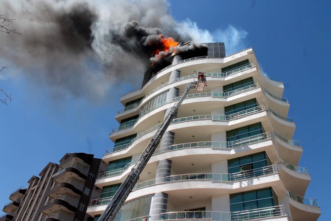 biber-gazi-sikan-polise-kafa-atti-2.jpg biber-gazi-sikan-polise-kafa-atti-2.jpg