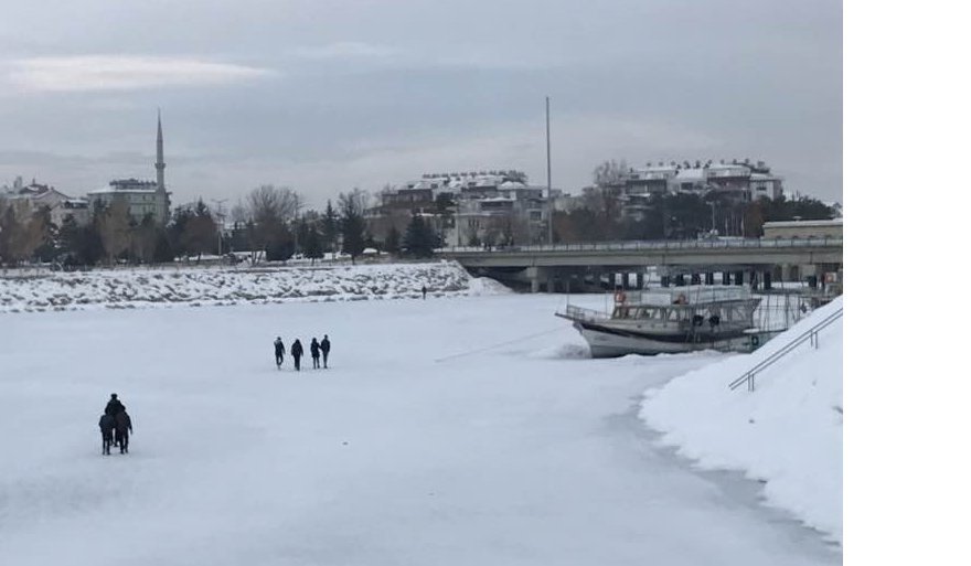 buz-tutan-beysehir-golunde-tehlikeli-yuruyus-2.jpg