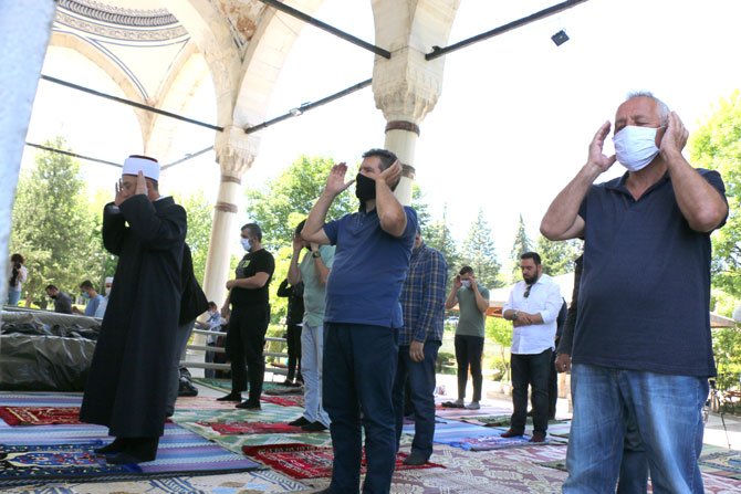 cami-avlusu-namaz-1.jpg