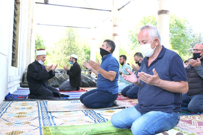cami-avlusu-namaz-2.jpg