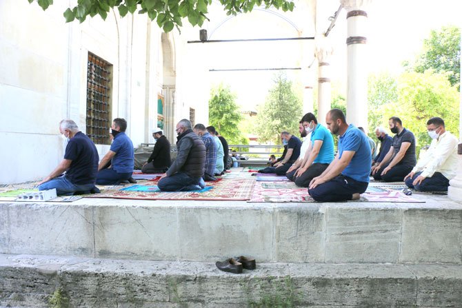 cami-avlusu-namaz-5.jpg
