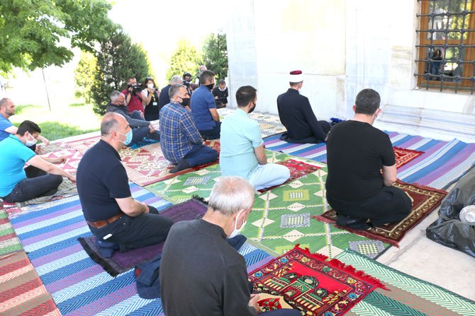 cami-avlusu-namaz-6.jpg