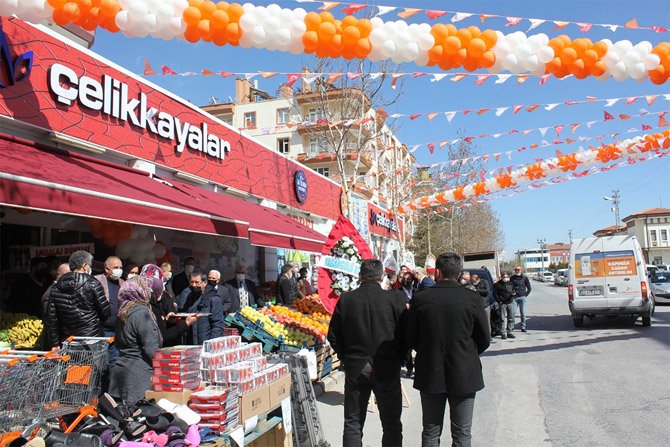 celikkayalar-avmnin-3-yeni-magazasi-dualarla-acildi-2.jpg