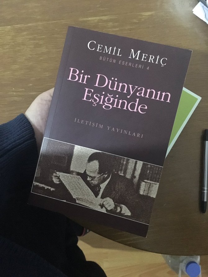 cemil-meric-bir-dunyanin-esiginde.jpg