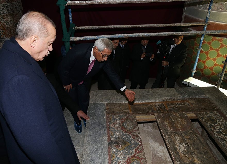 cumhurbaskani-erdogan-mevlana-turbesini-ziyaret-etti-(2).jpg