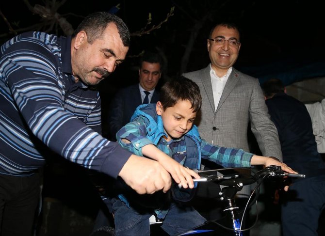 cumhurbaskani-erdogandan-suriyeli-cocuga-hediye-1.jpg cumhurbaskani-erdogandan-suriyeli-cocuga-hediye-1.jpg