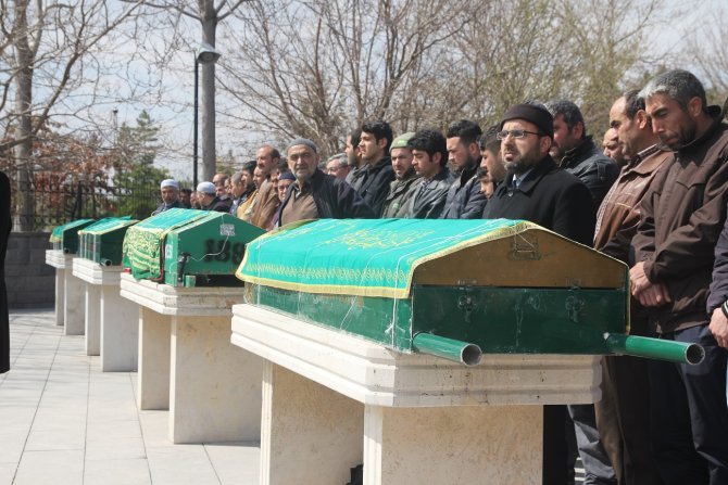 cumrada-baba-ve-3-oglunun-cenazeleri-topraga-verildi.jpg