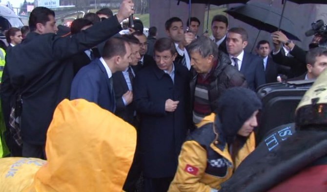 davutoglu,-kazayi-gorunce-konvoyunu-durdurdu-2.jpg