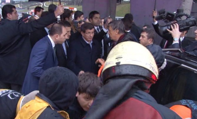 davutoglu,-kazayi-gorunce-konvoyunu-durdurdu-3.jpg