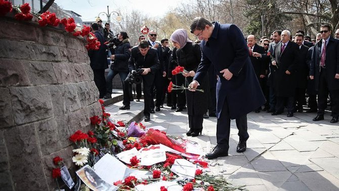 davutoglu,-teror-saldirisinin-yasandigi-alana-karanfil-birakti.jpg