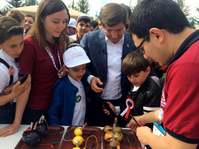 davutoglu-cocuklarla-bilimsel-deney-yapti-1.jpg davutoglu-cocuklarla-bilimsel-deney-yapti-1.jpg