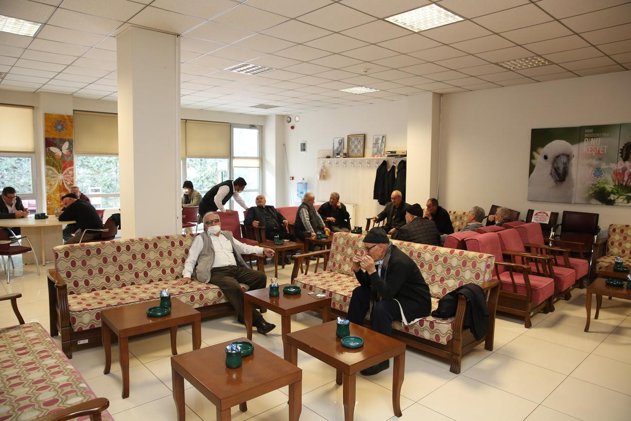 emekli-lokalleri-yogun-ilgi-goruyor-3.jpg