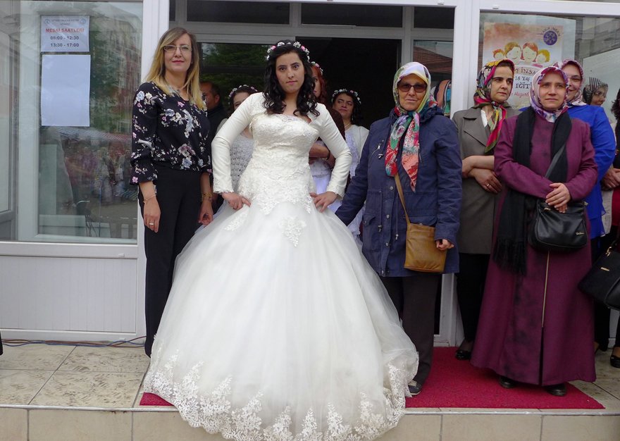 engelli-kizlar-sergi-acilisinda-gelinlik-giydi-(1).jpg
