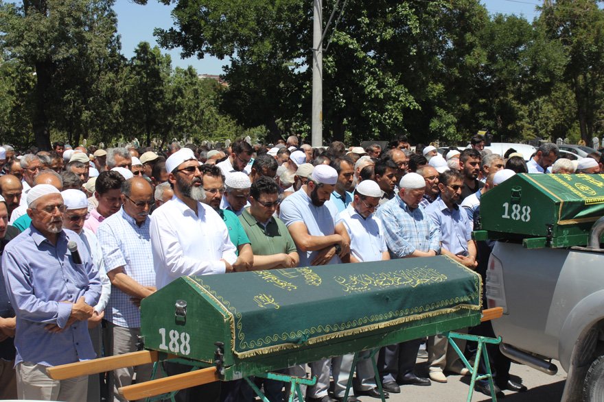 fahrettin-pekinceler-cenaze-namazi-2.jpg