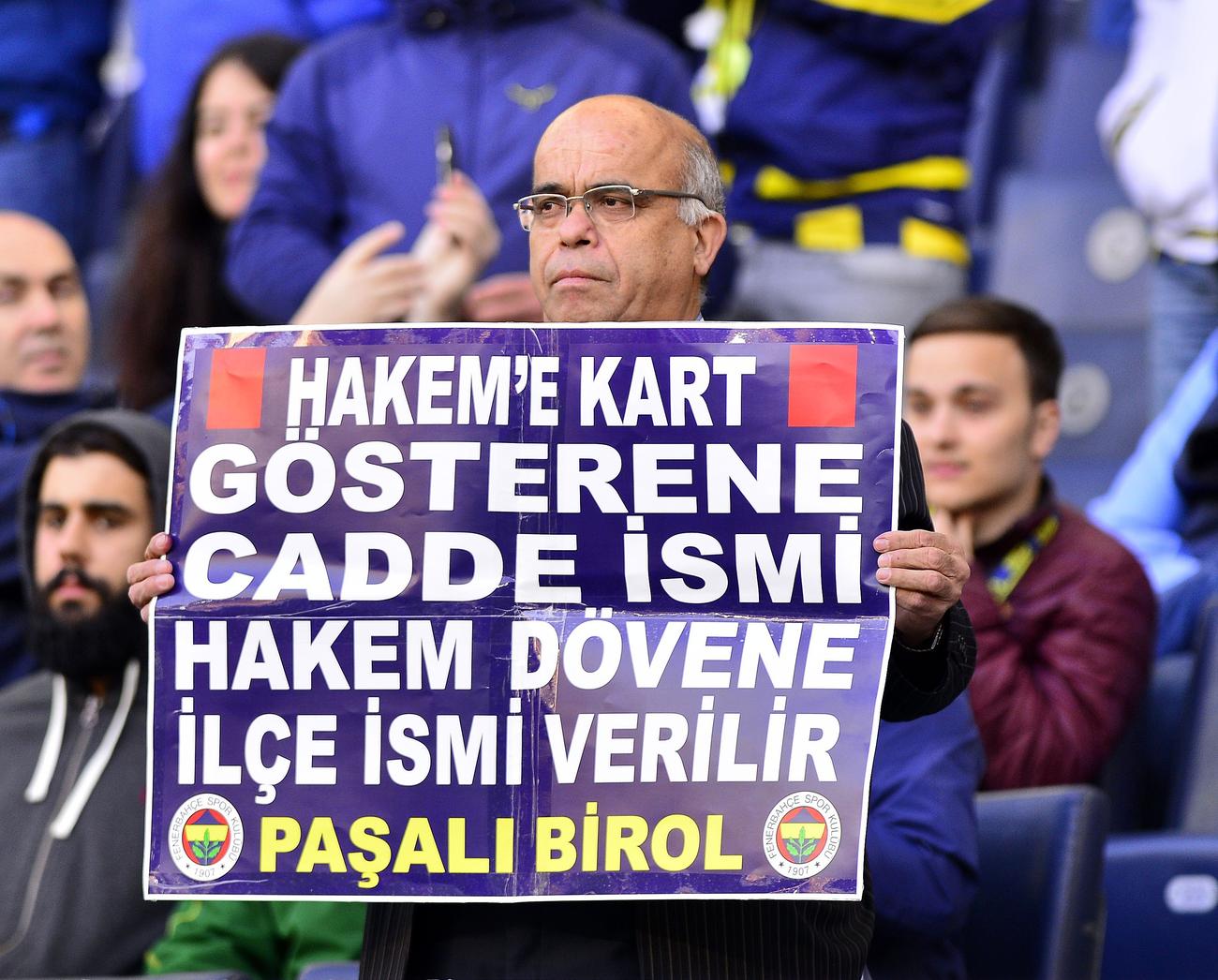 fenerbahceli-taraftarlardan-hakemlere-destek.jpg