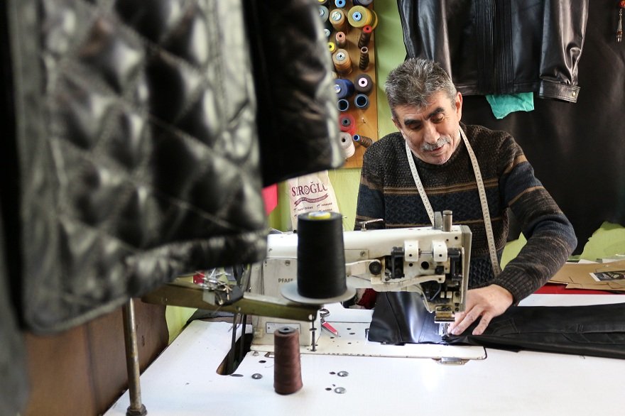 fuat-usta-yarim-asirdir-deriyi-giysiye-donusturuyor-4.jpg