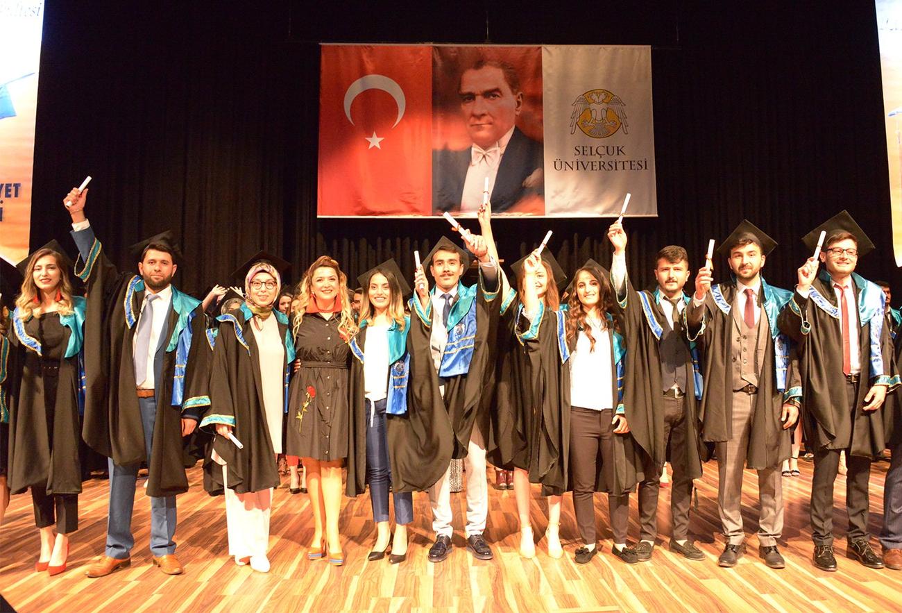 genc-iletisimcilerin-mezuniyet-heyecani-(10).jpg