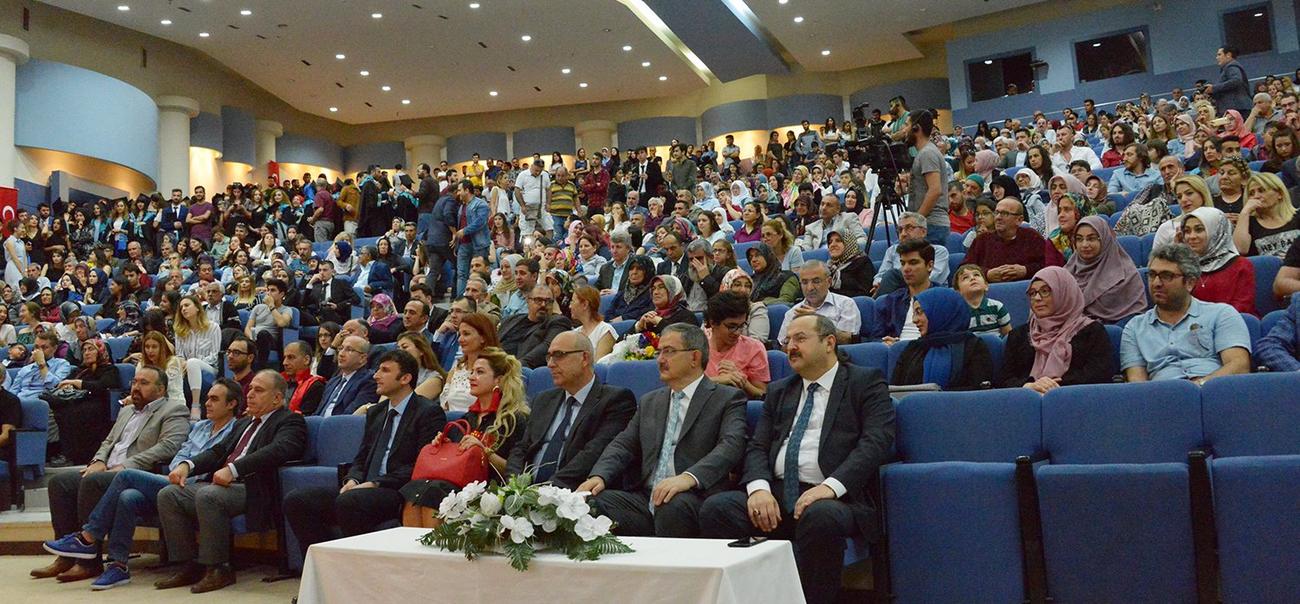 genc-iletisimcilerin-mezuniyet-heyecani-(8).jpg