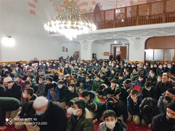 hafiz-gencler-ile-aileleri-sabah-namazinda-bulustu-4.jpg