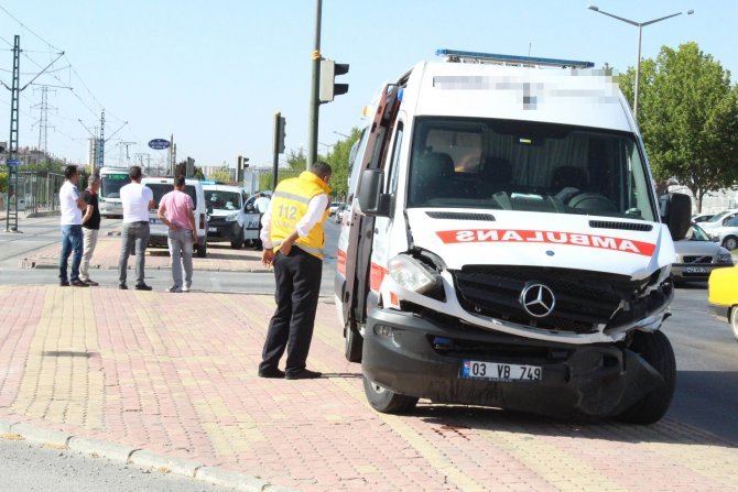 hasta-tasiyan-ambulans-otomobille-carpisti-2.jpg