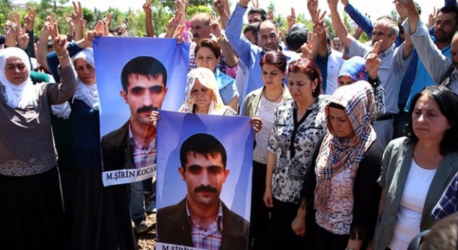 hdp-miletvekilleri-ankara-saldirisi-faili-teroristin-cenazesine-katildi.jpg hdp-miletvekilleri-ankara-saldirisi-faili-teroristin-cenazesine-katildi.jpg