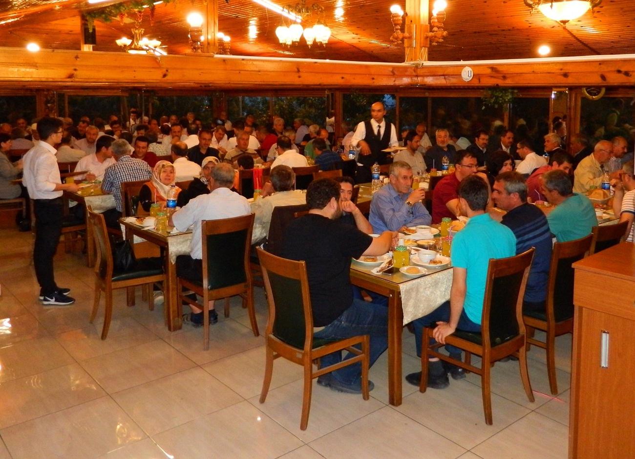 il-genel-meclisi-uyeleri-iftarda-bulustu-2.jpg