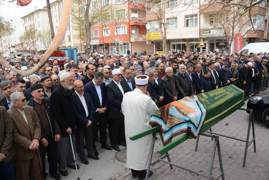 ilhan-yerlikayanin-annesi-kamile-yerlikaya-son-yolculuguna-ugurlandi-2.jpg