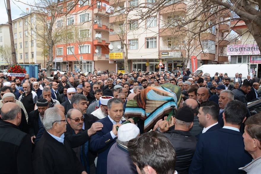 ilhan-yerlikayanin-annesi-kamile-yerlikaya-son-yolculuguna-ugurlandi-3.jpg