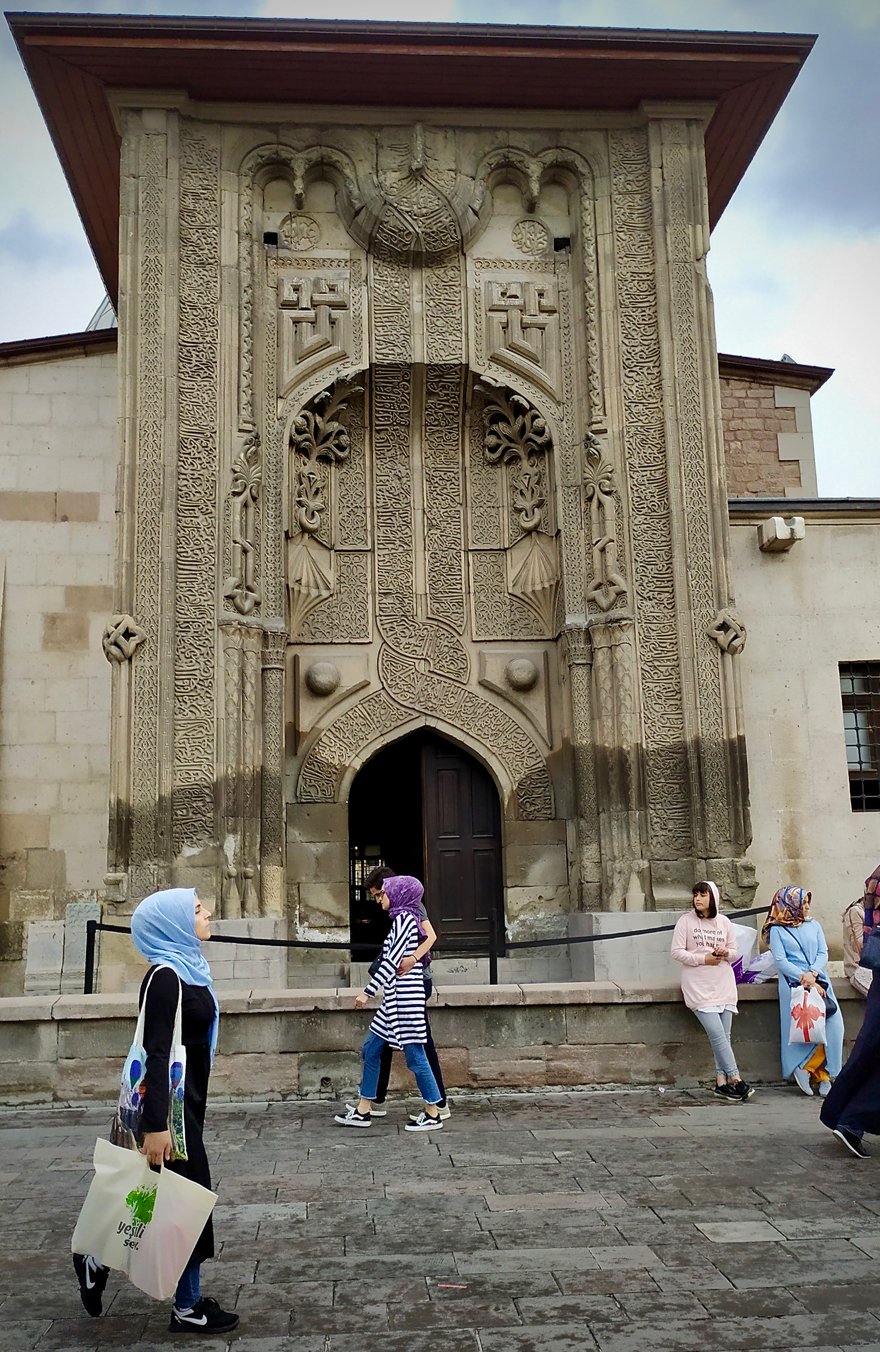 ince-minareli-medrese-mimarisiyle-ziyaretcilerini-cezbediyor-1.jpg