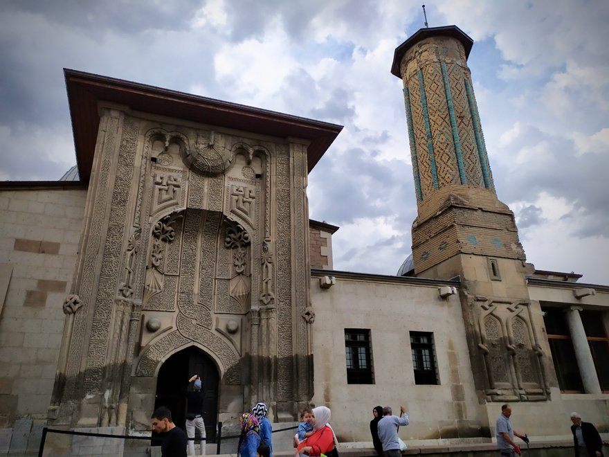 ince-minareli-medrese-mimarisiyle-ziyaretcilerini-cezbediyor-2.jpg
