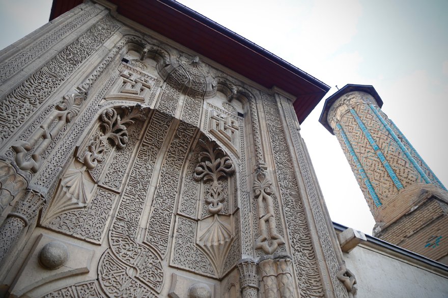 ince-minareli-medrese-mimarisiyle-ziyaretcilerini-cezbediyor-5.jpg
