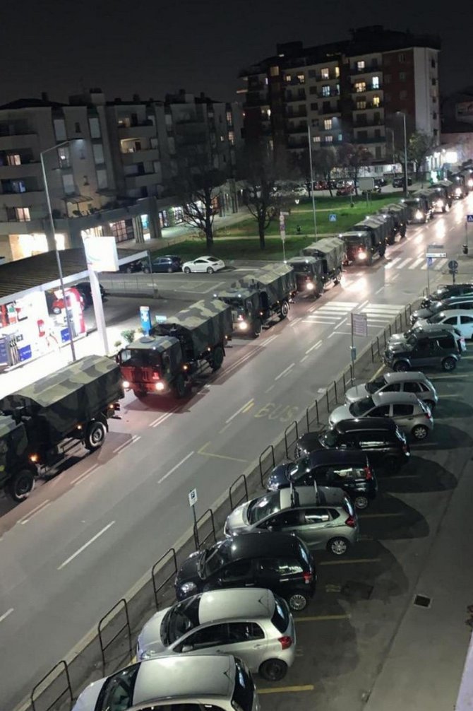 italyada-askeri-kamyonlar-cenazeleri-tasiyor-1.jpg