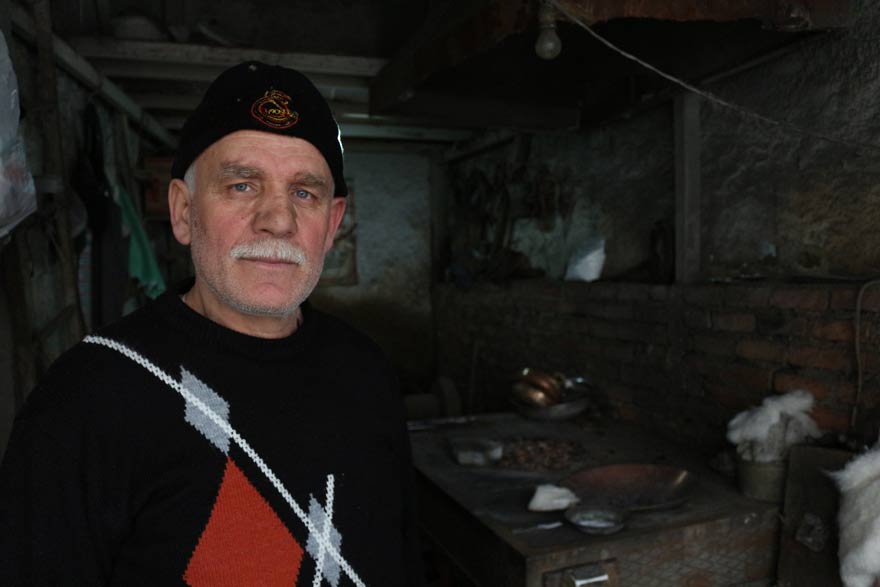 kalayci-mehmet-usta,-45-yildir-bakiri-sevgiyle-parlatiyor-(4).jpg