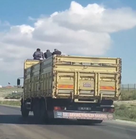 kamyon-ustunde-oturan-3-kisinin-tehlikeli-yolculugu_5203_dhaphoto1-(1).jpg