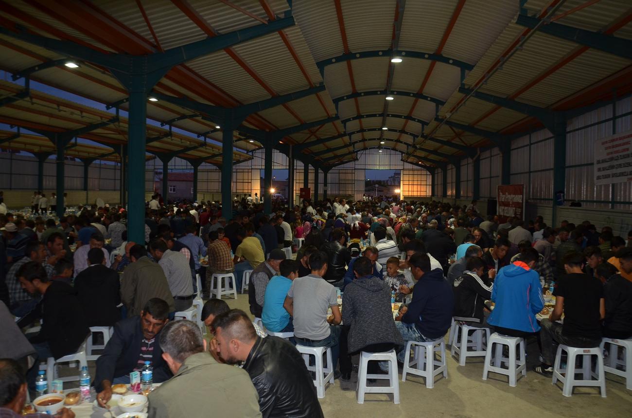 karatay-belediyesi-ismilde-binlerce-kisiyi-ayni-sofrada-bulusturdu-(2).jpg