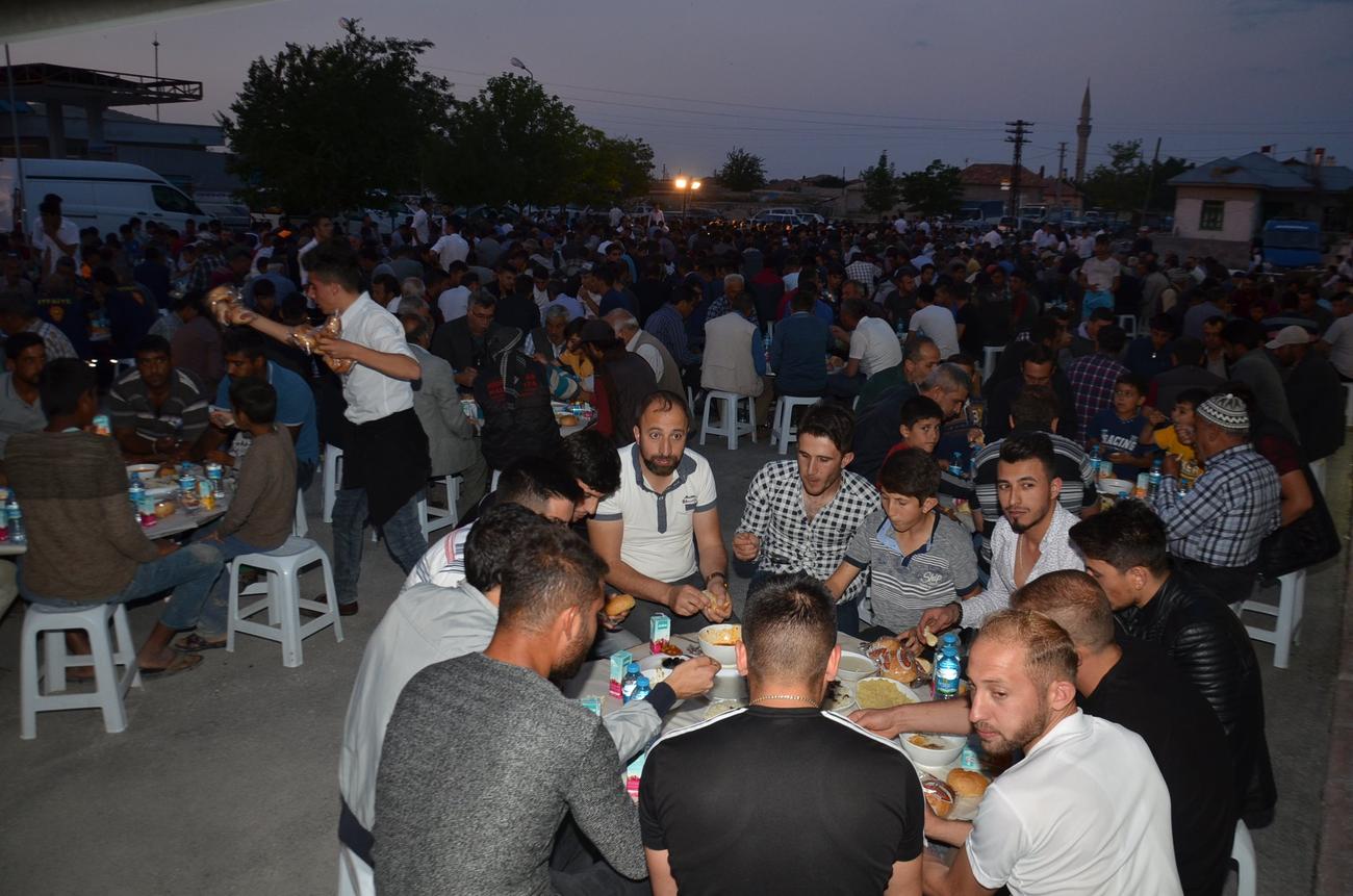 karatay-belediyesi-ismilde-binlerce-kisiyi-ayni-sofrada-bulusturdu-(3).jpg
