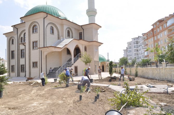 karatayda-cami-bahceleri-yesillendiriliyorr.jpg