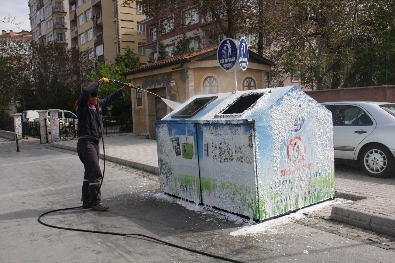 karatayda-cop-konteynerleri-dezenfekte-ediliyor-(2).jpg