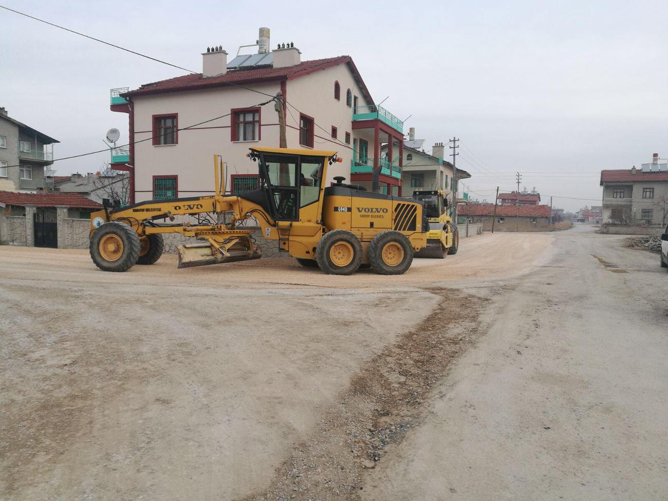 karatayda-yol-kumlama-ve-alt-yapi-calismalari-hiz-kesmiyor-(4).jpg