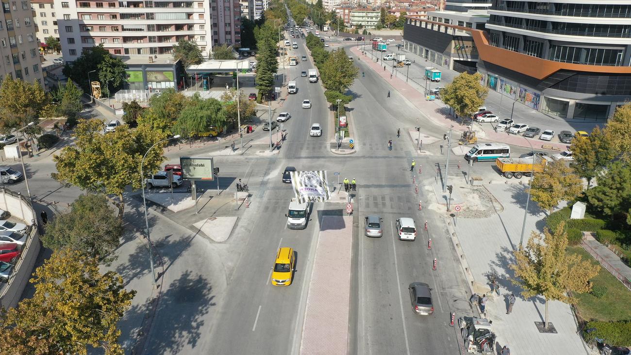kavsak-duzenlemeleri-trafigi-rahatlatiyor-2.jpg
