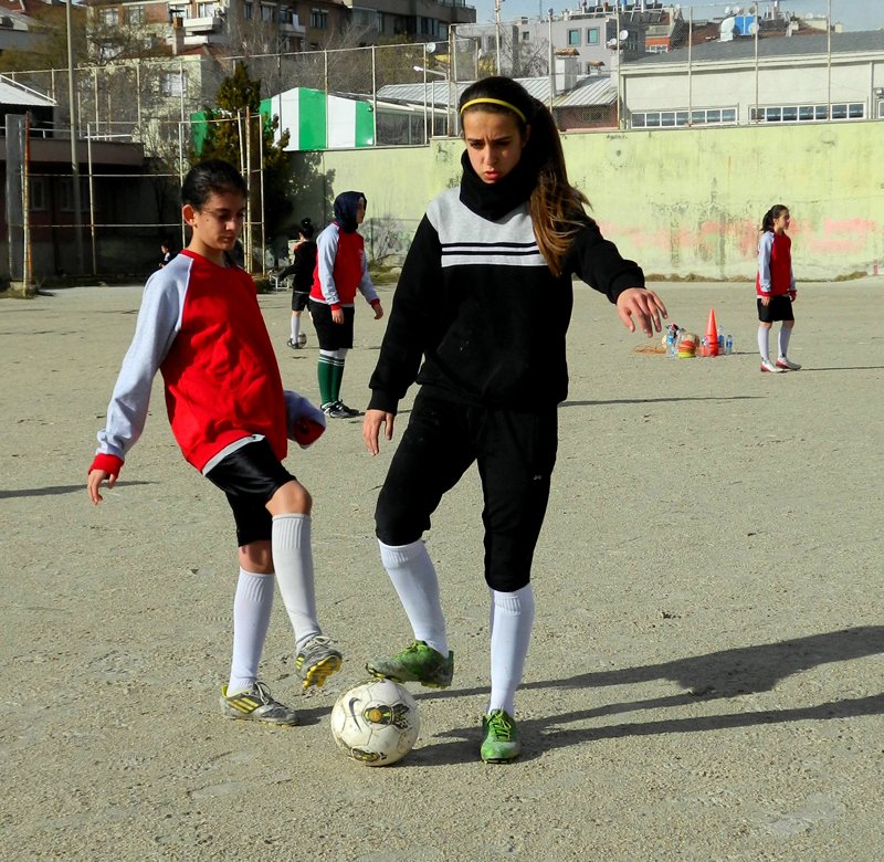 kizlar-da-futbol-oynar-(1).jpg
