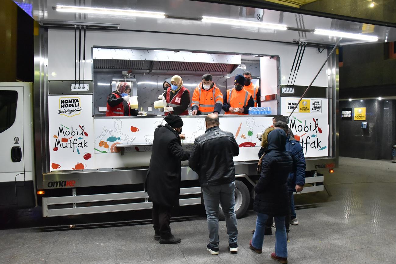 konya-buyuksehir-soguk-havada-bekleyen-yolcularin-icini-isitti-1.jpg